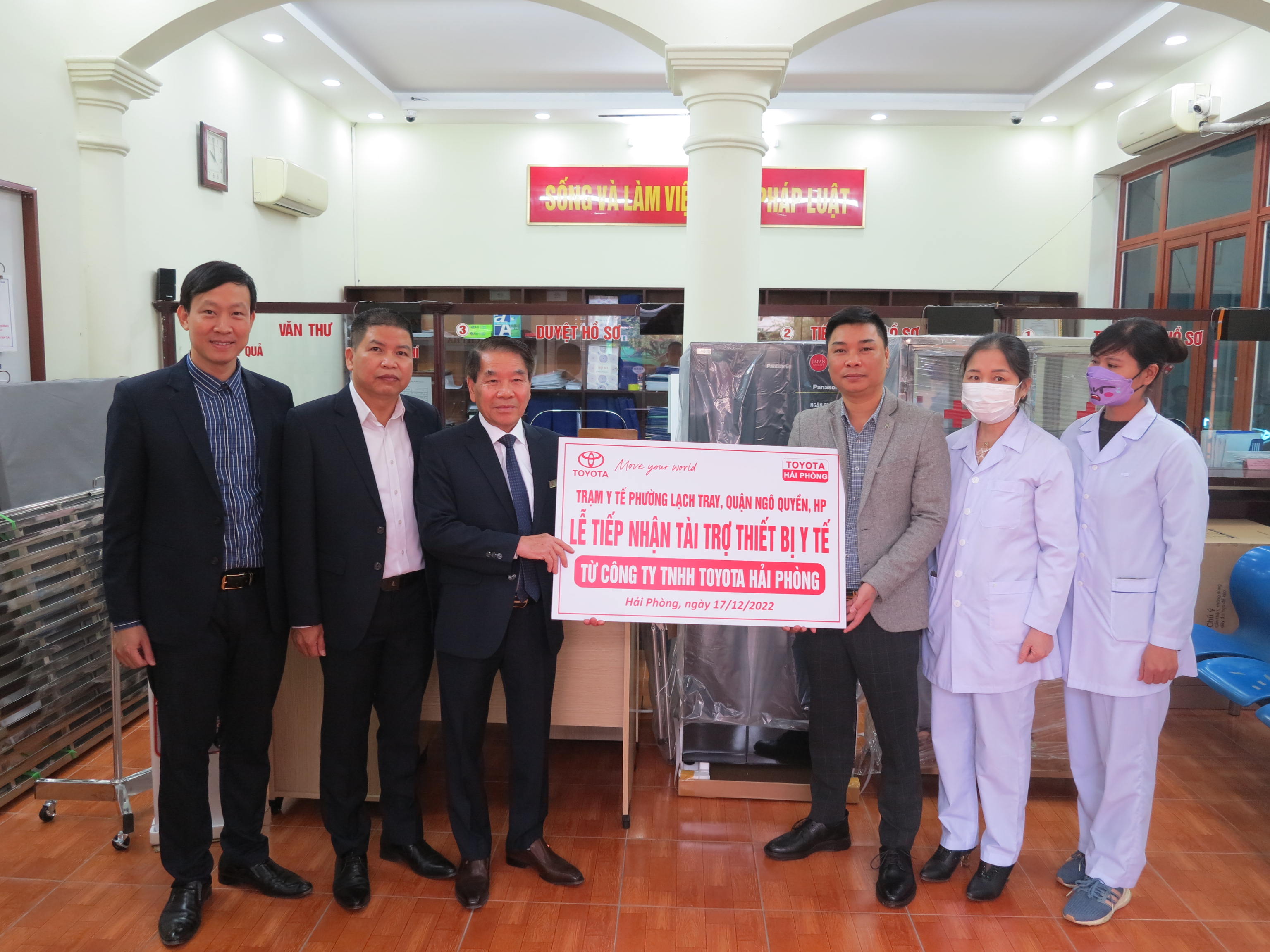 Công ty TNHH Toyota Hải Phòng tài trợ  thiết bị y tế cho Trạm y tế Phường Lạch Tray, Q. Ngô Quyền, Hải Phòng 